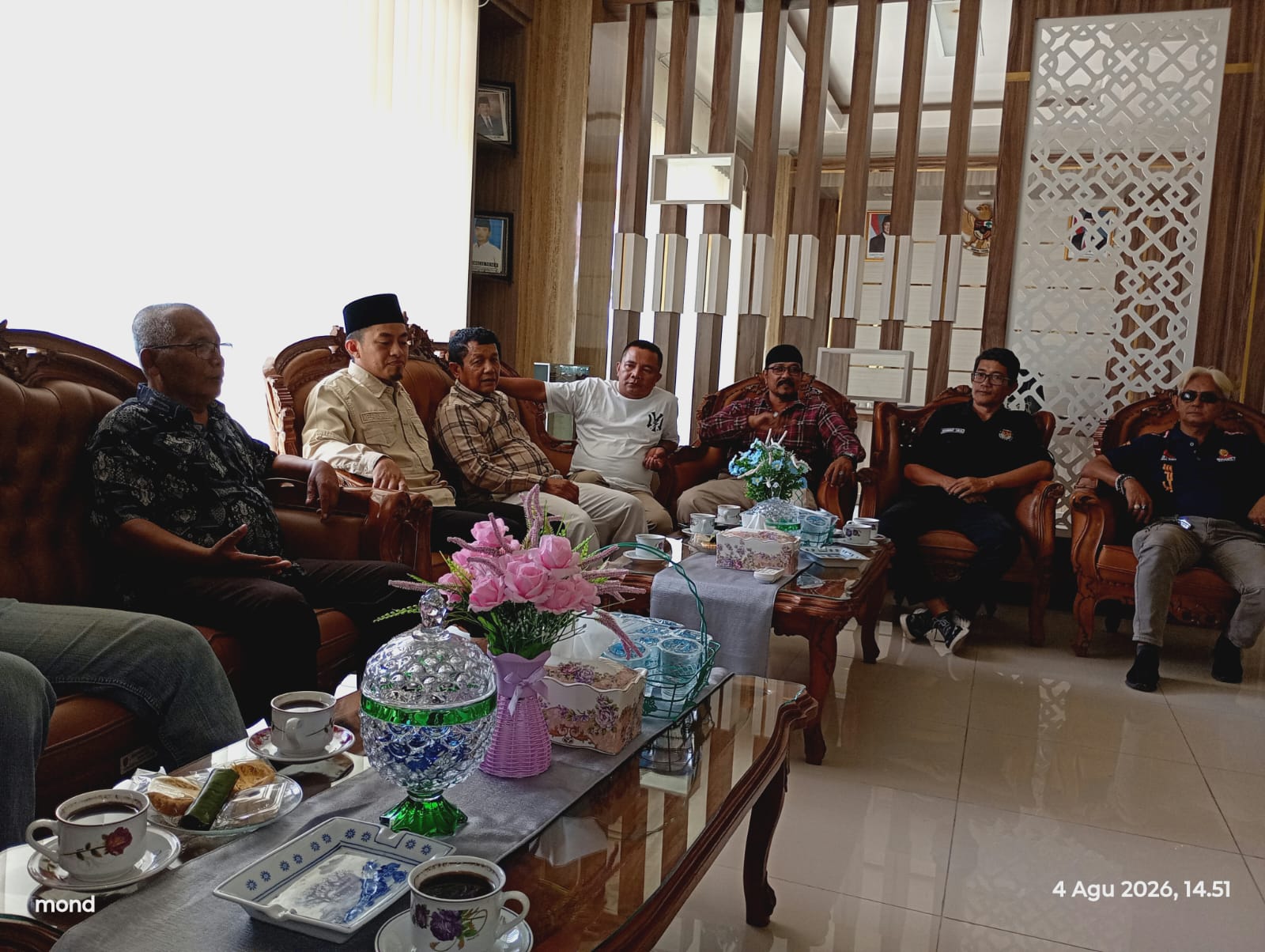 Ketua DPRD Pasaman, Nelfri Asfandi saat terima kunjungan Ketua PBTS, Yunzar Lubis dan jajaran